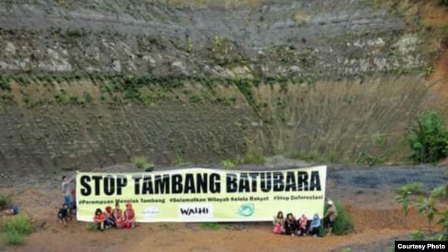 Masyarakat Dayak Kalteng memrotes pembangunan pertambangan batu bara di daerahnya (foto: courtesy).