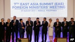 Foreign ministers applaud after a group photo at the start of the 7th East Asia Summit Foreign Ministers' Meeting and its dialogue partners as part of the 50th ASEAN Ministerial Meetings in Manila, Philippines, Aug. 7, 2017. 