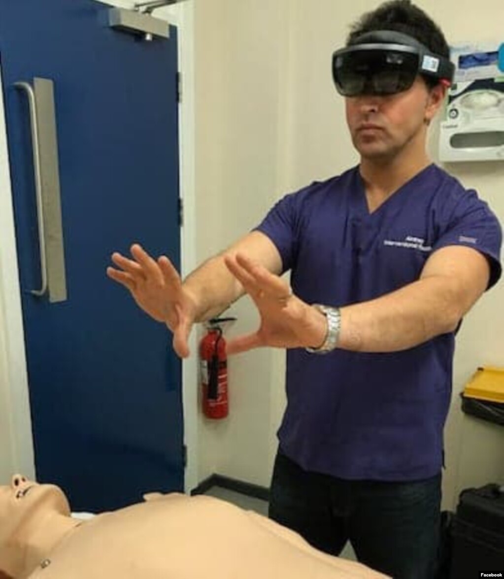 داکتر آرین با استفاده از تکنالوژی به تبادل اطلاعات صحی و مشورت دهی با داکتران کابل می پردازد.