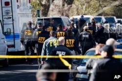 Agentes de distintas organizaciones policiales de EE.UU., trabajan en el lugar de una de las explosiones de paquetes bombas que estremecieron durante tres semanas a la ciudad de Austin y alrededores. Marzo 12 de 2018.