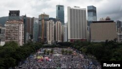 Ribuan demonstran pro-demokrasi berkumpul di jalanan untuk menuntut hak pemilih di Hong Kong (1/7). 