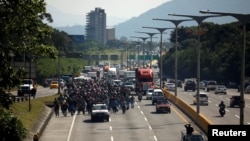 Manm karavàn nan ki te kite Peyi Salvadò pou yo pran direksyon Lèzetazini. Sou foto sa a, yo te nan vil San Salvadò, nan Salvadò toujou. (Dat: 31 okt. 2018).