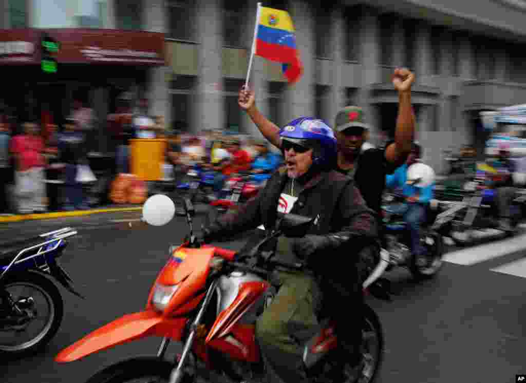 Motorcyclists waving a Venezuelan flag attend a rally in support of Venezuela's President Nicolas Maduro in Caracas, Feb. 24, 2014.