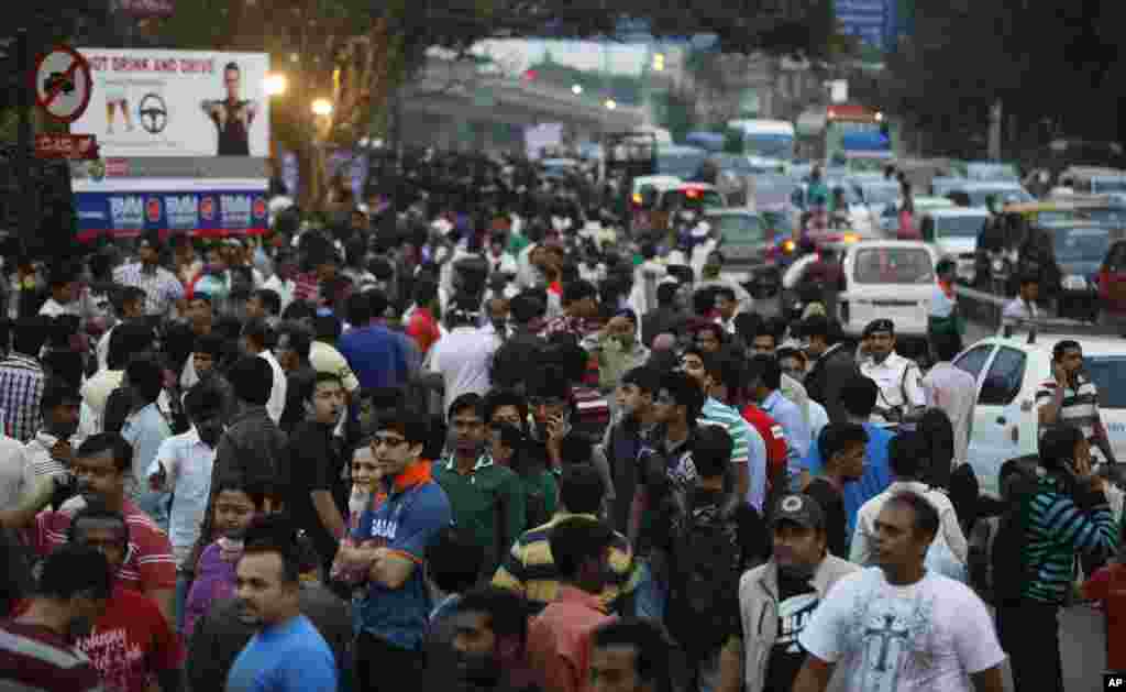 بنگلور کے چنائے اسٹیڈیم کے باہر کرکٹ کے شائقین کا ہجوم