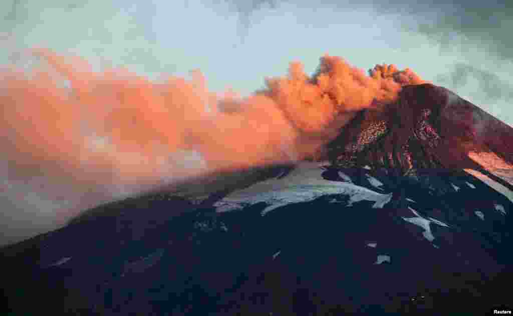 Gunung berapi Villarrica memuntahkan asap dan lava, seperti terlihat dari Santiago selatan, Brazil, 29 Maret 2015.