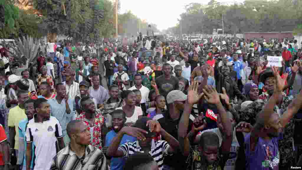 Les partisans du candidat à la présidence du Congo Moïse Katumbi applaudissent alors qu&#39;il quitte le bureau du procureur à Lubumbashi, République démocratique du Congo, 11 mai 2016.