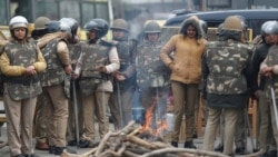 میرٹھ، اتر پردیش میں حفاظتی جیکٹس پہنے بھارتی پولیس کی خواتین اہلکار سخت سردی سے بچنے کے لئے آگ کے قریب کھڑی ہیں۔ دسمبر27، 2019