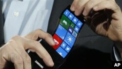Prototipe telepon pintar Windows produksi Samsung dengan layar fleksibel dan bisa ditekuk. (AP/Jae C. Hong)