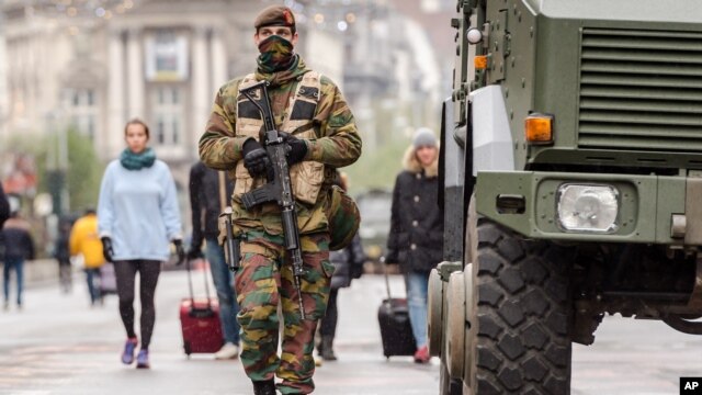 Un soldado belga patrulla una calle principal en la ciudad de Bruselas, bajo el máximo estado de alerta terrorista.