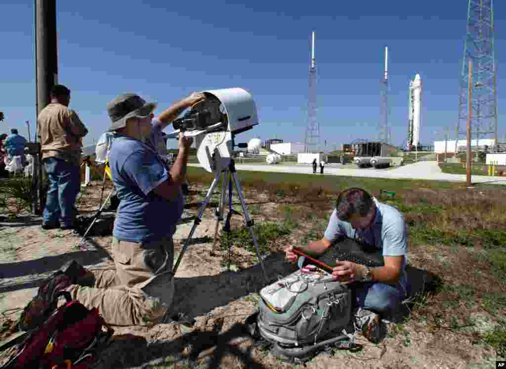 Mark Patterson (L) and Matthew Rece, both with CTNewsJunkie.Com, prepare a remote camera for the launch of SpaceX. (Reuters)