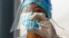 Seorang nakes menunjukkan vaksin produksi Sinovac di rumah sakit darurat untuk pasien COVID-19 di Wisma Atlet, Kemayoran, Jakarta, 27 Januari 2021. (REUTERS / Ajeng Dinar Ulfiana)