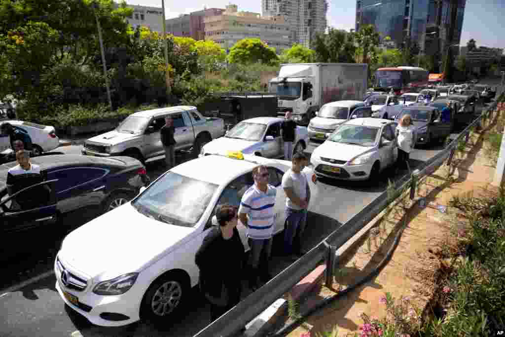 اسرائیل: تل ابیب میں ہالوکاسٹ کے متاثرین کی یاد میں بجائے جانے والے سائرن کی آواز سن کر لوگ اپنی گاڑیوں سے باہر خاموش کھڑے ہیں