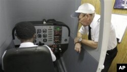 Pelatih Mel Quinton (kanan) mengajar seorang siswa dalam simulator untuk pilot di Sekolah Penerbang Sunrise Aviation, Ormond Beach, Florida (Foto: dok).