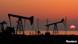 Pozos de petróleo en Azerbaiyán: un nuevo orden mundial en la oferta y demanda del crudo se cierne sobre el mundo con el aumento de la producción de petróleo.