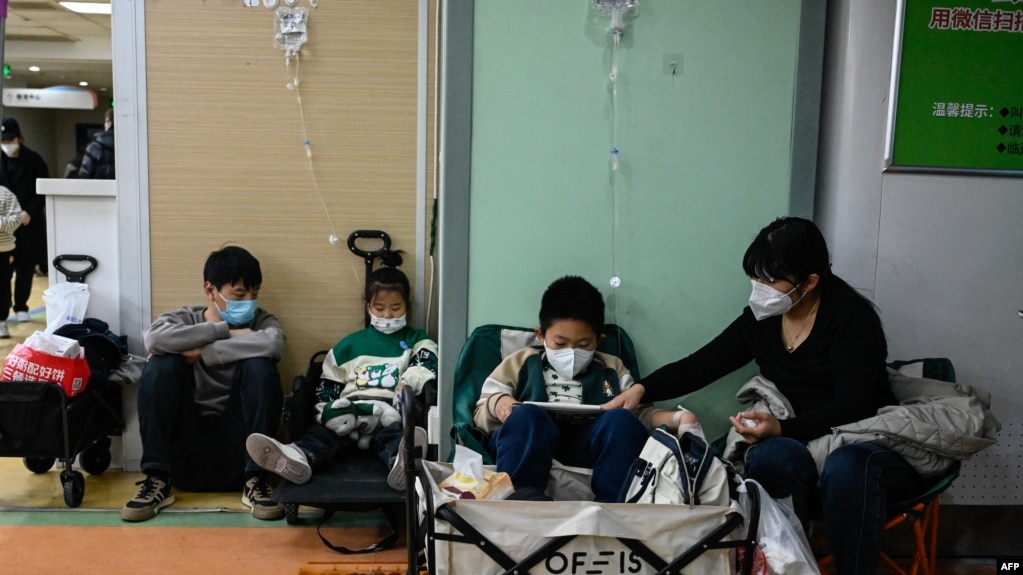 2023年11月23日，北京一家儿童医院的儿童正在打点滴。(法新社）(photo:VOA)