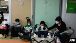 2023年11月23日，北京一家儿童医院的儿童正在打点滴。(法新社）