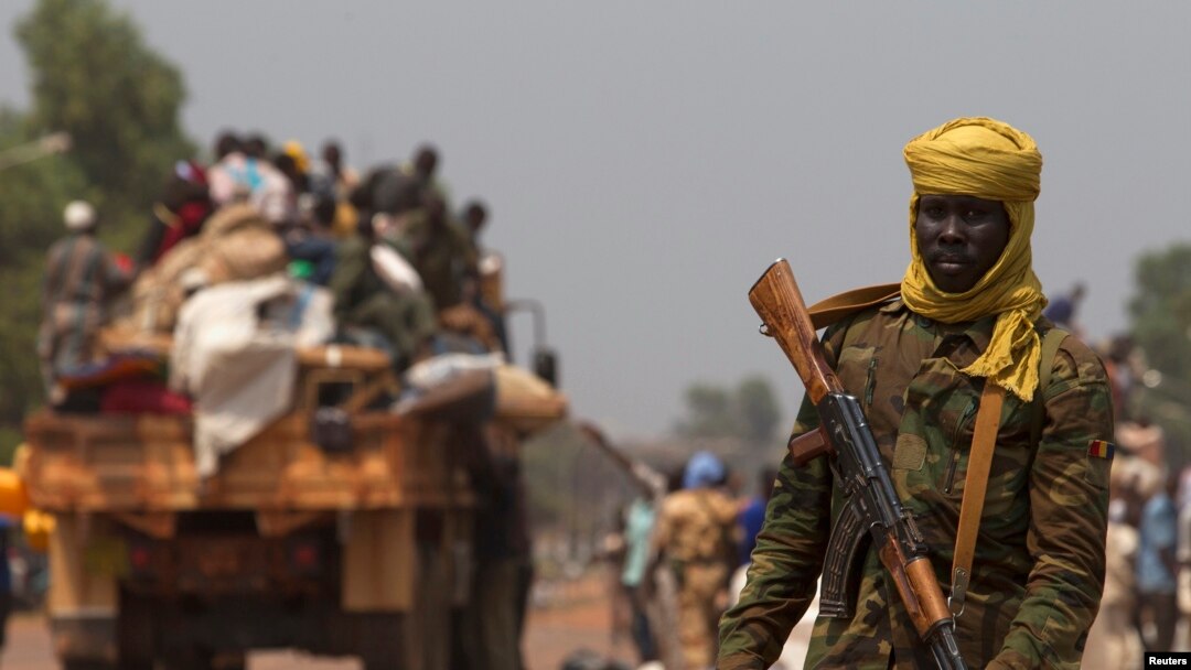 Seorang tentara Chad sebagai bagian dari misi perdamaian Uni Afrika terlihat di ibukota Bangui (22/1).