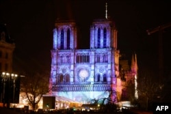 Katedral Notre-Dame de Paris diterangi pada malam pembukaan kembali resminya, setelah lebih dari lima tahun pekerjaan rekonstruksi menyusul kebakaran April 2019, di Paris pada 6 Desember 2024. (Foto: AFP)