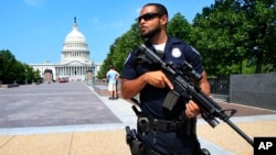 Petugas Kepolisian Nathan Rainey siaga di Capitol Hill, Washington DC, setelah anggota DPR, Steve Scalise, ditembak pada saat sedang latihan baseball di Alexandria, Virginia, 14 Juni 2017.