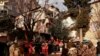 Los socorristas buscan personas entre los escombros de un edificio derrumbado en la provincia de Hatay, Turquía, el 21 de febrero de 2023.