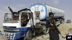 پاسه‌وانێـکی هێزه‌کانی ئاسایشی پاکستان له‌ پاڵ تانکه‌رێـکی سووته‌مه‌نیدا وه‌ستاوه‌ که‌ هێرشی کراوه‌ته‌ سه‌ر، پـێـنجشه‌ممه‌ 30 ی نۆی 2010