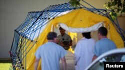 Hospital workers set up equipment outside the Ridgecrest Regional Hospital after a powerful earthquake struck Southern California in the city of Ridgecrest, California, July 4, 2019.