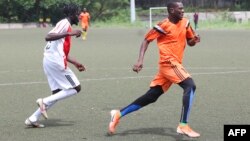 Chicco Sassou (à droite), 32 ans, s'exécute sur le terrain de football de Libreville le 4 mars 2021.