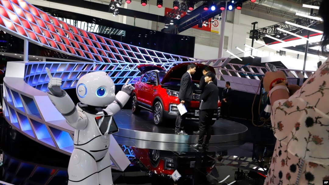 Sebuah robot menghibur pengunjung di sebuah stand produsen mobil China dalam ajang "China Auto 2018" di Beijing, China, 26 April 2018. (AP Photo/Ng Han Guan).
