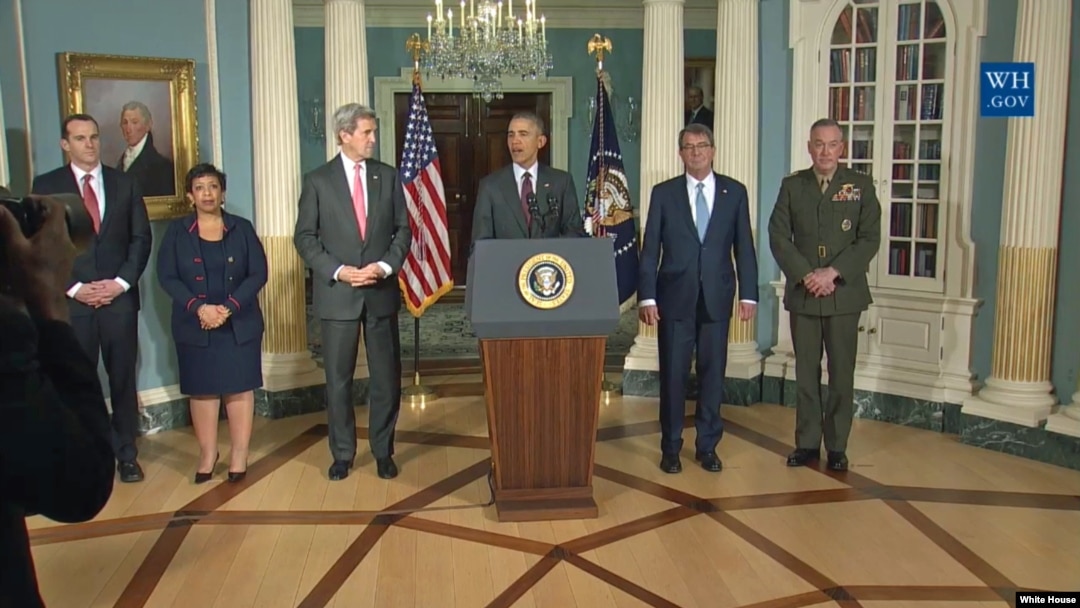 Predsednik Obama sa državnim sekretarom Džonom Kerijem i sekretarom za odbranu Ešom Karterom posle sastanka Saveta za nacionalnu bezbednost u Stejt Departmentu. 