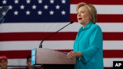 El promedio de las encuestas a nivel nacional muestran a Clinton superando a Trump por unos cinco puntos.