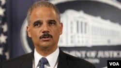 El secretario de Justicia, Eric Holder, hizo los comentarios en una entrevista con el canal de tv MSNBC.