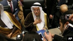 4일 세계석유수출국기구 OPEC 정례회의가 열린 오스트리아 빈 OPEC 본부에서 세계 최대 산유국 사우디아라비아의 알리 이브라힘 나이미 석유장관이 기자들의 질의에 답하고 있다.