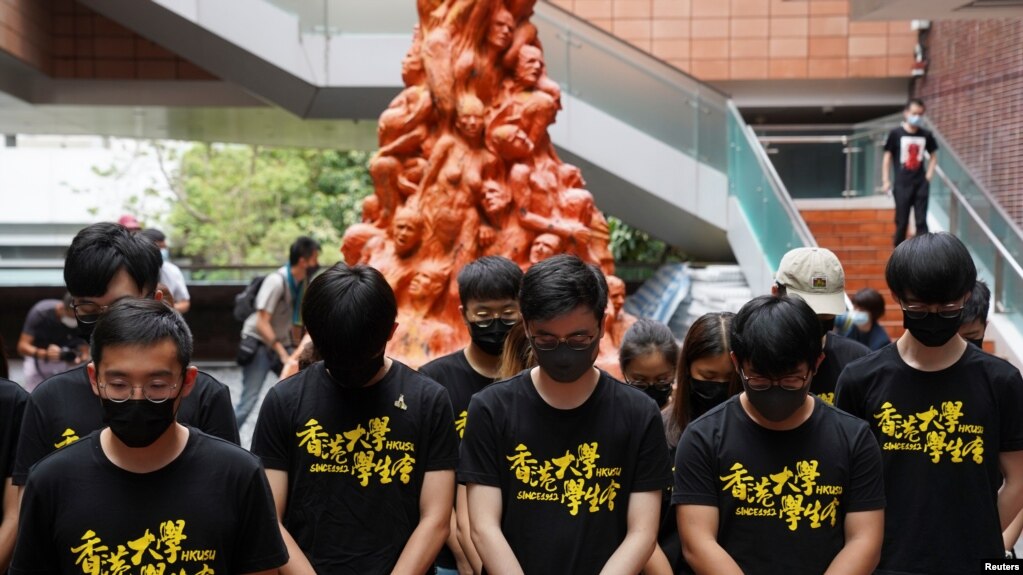 香港大学的学生在悼念六四死难者的“国殇之柱”前向死难者默哀。（2021年6月4日）