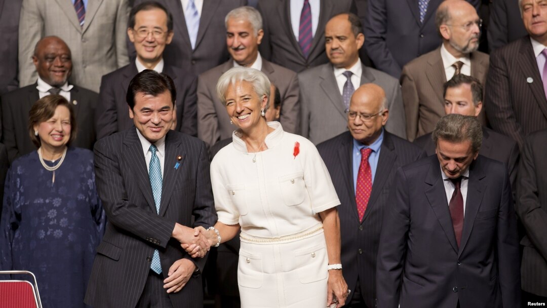 Direktur IMF, Christine Lagarde (depan, ketiga dari kiri) bersalaman dengan Menteri Keuangan Jepang Koriki Jojima sebelum dimulainya pertemuan IMF-Bank Dunia di Tokyo (12/10). 
