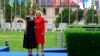 Džil Bajden, prva dama SAD, sa Odri Azulej, generalnom direktoricom UNESCO-a, prilikom ceremonije ponovnog podizanja američke zastave u sedištu te organizacije u Parizu, 25. jula 2023. godine. (Foto: AP/Bertrand Guay)
