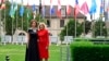 美国第一夫人吉尔·拜登(右)和联合国教科文组织总干事奥黛丽·阿祖莱于2023年7月25日星期二在巴黎联合国教科文组织总部举行的仪式上合影。美国第一夫人吉尔·拜登周二访问巴黎，参加联合国教科文组织举行的升旗仪式。标志着华盛顿在中断五年后正式重返联合国机构。(美联社图）