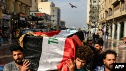 Les manifestatnts irakiens enterrent les victimes de la répression, le 28 novembre 2019, à Najaf. (Photo by Haidar HAMDANI / AFP)