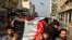 Les manifestatnts irakiens enterrent les victimes de la répression, le 28 novembre 2019, à Najaf. (Photo by Haidar HAMDANI / AFP)
