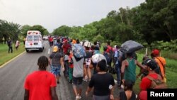 Para migran dan pencari suaka dari Amerika Tengah dan Karibia di Chiapas berjalan menuju ibu kota Meksiko untuk mendaftar sebagai pencari suaka dan pengungsi pada 29 Agustus 2021. (Foto: Reuters/Jose Torres)