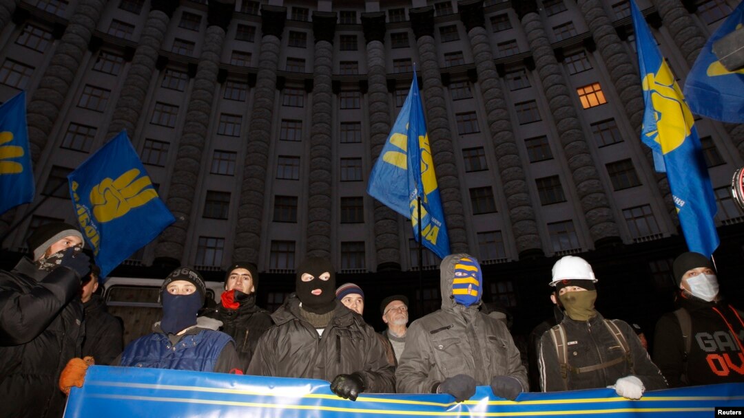 Protesters block the Ukrainian Cabinet of Ministers building in Kyiv, December 2, 2013.