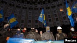 Protesters block the Ukrainian Cabinet of Ministers building in Kyiv, December 2, 2013.