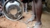 Des personnes aux jambes enchaînées ont été secourues d'un bâtiment dans la ville de Kaduna, au nord du Nigeria, le 26 septembre 2019. (REUTERS/capture d'écran)