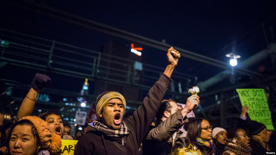 Para demonstran menuntut keadilan atas kematian Eric Garner di Jembatan Brooklyn di New York City (4/12). 