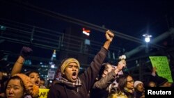 Para demonstran menuntut keadilan atas kematian Eric Garner di Jembatan Brooklyn di New York City (4/12). 