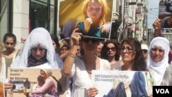 3일 터키 이스탄불 중심가에서 쿠르드족 활동가 등이 참가한 가운데 ISIL의 이라크 야지디 대학살 사건 2주년 추모 행사가 열렸다.