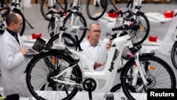 Usine de fabrication de vélos à Biarritz, en France, le 15 janvier 2018. (REUTERS/Regis Duvignau)