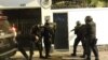 Эквадорский спецназ пытается проникнуть в посольство Мексики в Кито, чтобы арестовать бывшего вице-президента Эквадора Хорхе Гласа. 5 апреля 2024 года.