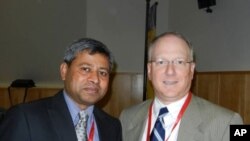 আনোয়ার আকাশ ও ইয়েল ইউনিভার্সিটি স্কুল অফমেডিসিনের অধ্যাপক ব্রায়ান এম ডিব্রফ