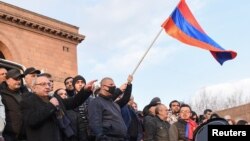 25 Şubat 2021 - Ermeni muhalif lider Vazgen Manukyan, başkent Erivan'da düzenlenen bir protesto eylemi sırasında yaptığı konuşmada, Başbakan Nikol Paşinyan'ın istifasını istedi.