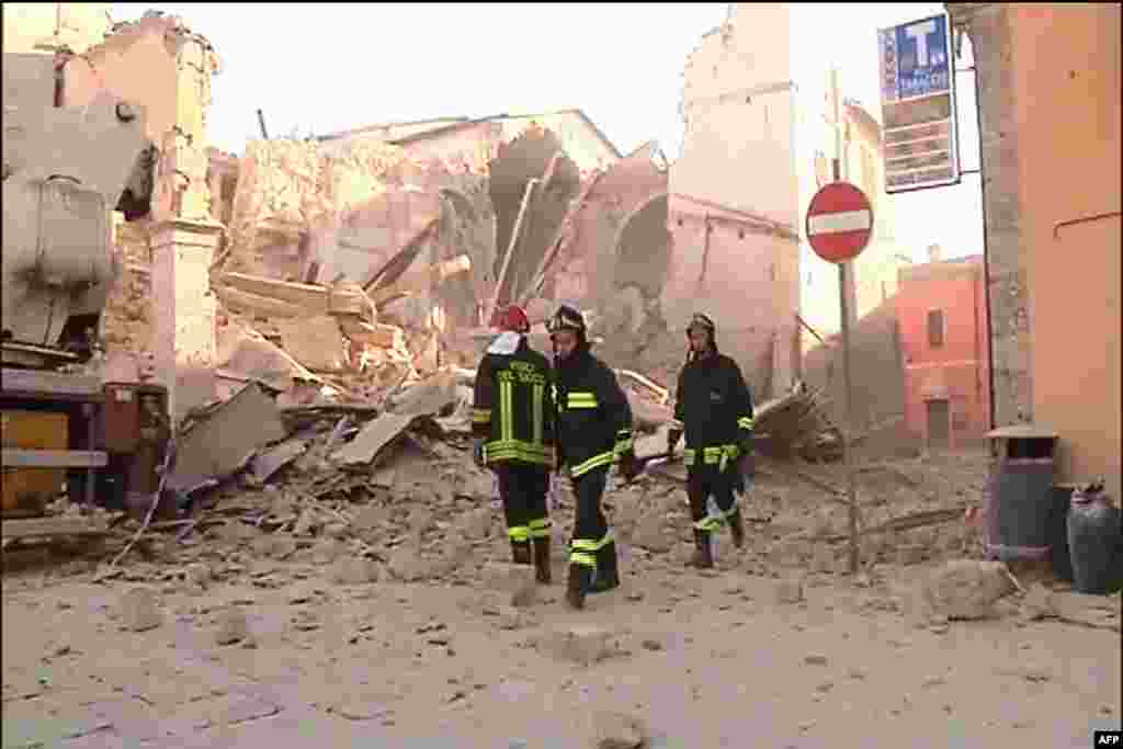 Basilika di Norcia, Italia, yang hancur akibat gempa (30/10).